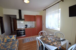 Standard Apartment, 1 Bedroom - 675 | Private kitchen | Full-sized fridge, oven, stovetop, coffee/tea maker