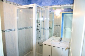 Family Quadruple Room (Figeac) | Bathroom | Hair dryer, toilet paper