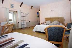 Phòng 4 dành cho gia đình (Cahors) | Bộ đồ giường cao cấp, nệm có lớp đệm bông, trang trí khác biệt