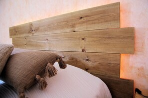 Chambre Quadruple Familiale (Cahors) | Literie de qualité supérieure, surmatelas, décoration personnalisée