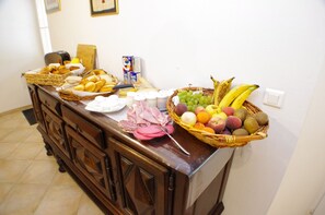 Petit déjeuner buffet (10 EUR par personne)