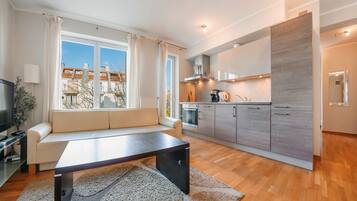 1 habitación, tabla de planchar con plancha y ropa de cama