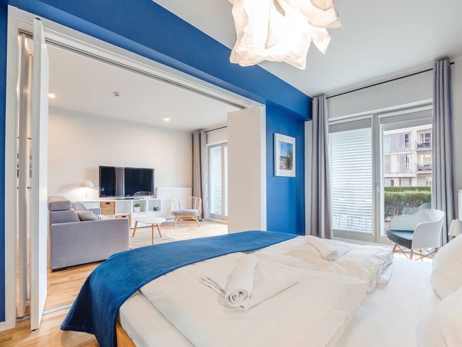 Apartment (404 Deluxe) | Iron/ironing board, bed sheets