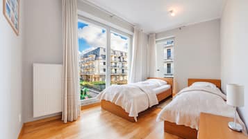 1 habitación, tabla de planchar con plancha y ropa de cama