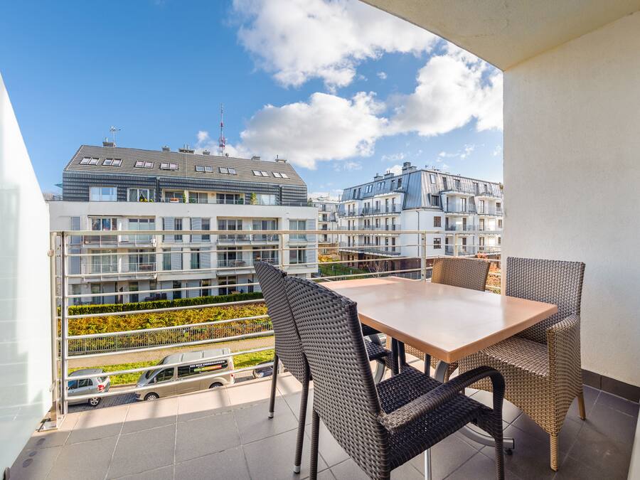 Departamento (317) | Tabla de planchar con plancha y ropa de cama