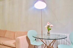 Leilighet (2 Bedrooms) | Oppholdsrom | En 20-tommers TV med digitale kanaler