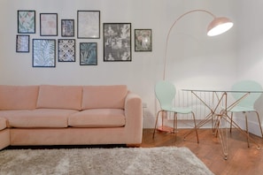 Huoneisto (2 Bedrooms) | Olohuone | 20–tuumainen televisio, jossa digitaalikanavat