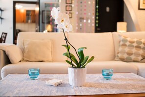 Apartment, Poolblick | Wohnbereich | Fernseher