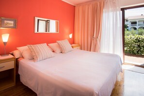 Apartment, Poolblick | 4 Schlafzimmer, Schreibtisch, kostenloses WLAN, Bettwäsche