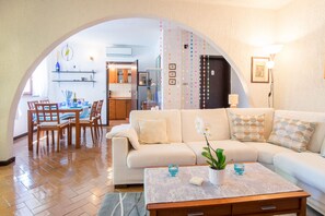 Apartment, Poolblick | Wohnzimmer | Fernseher