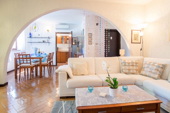Apartment, Poolblick | Wohnzimmer | Fernseher