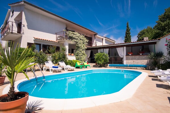 Außenpool (je nach Saison geöffnet), Liegestühle