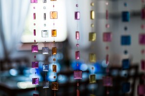 Apartment, Poolblick | Wohnbereich | Fernseher