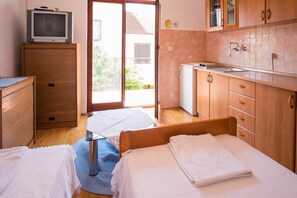 Apartment, Poolblick | Wohnbereich | Fernseher