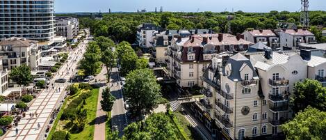 Un immeuble à plusieurs étages, doté d’une architecture moderne, qui propose un mélange d’espaces résidentiels et commerciaux.