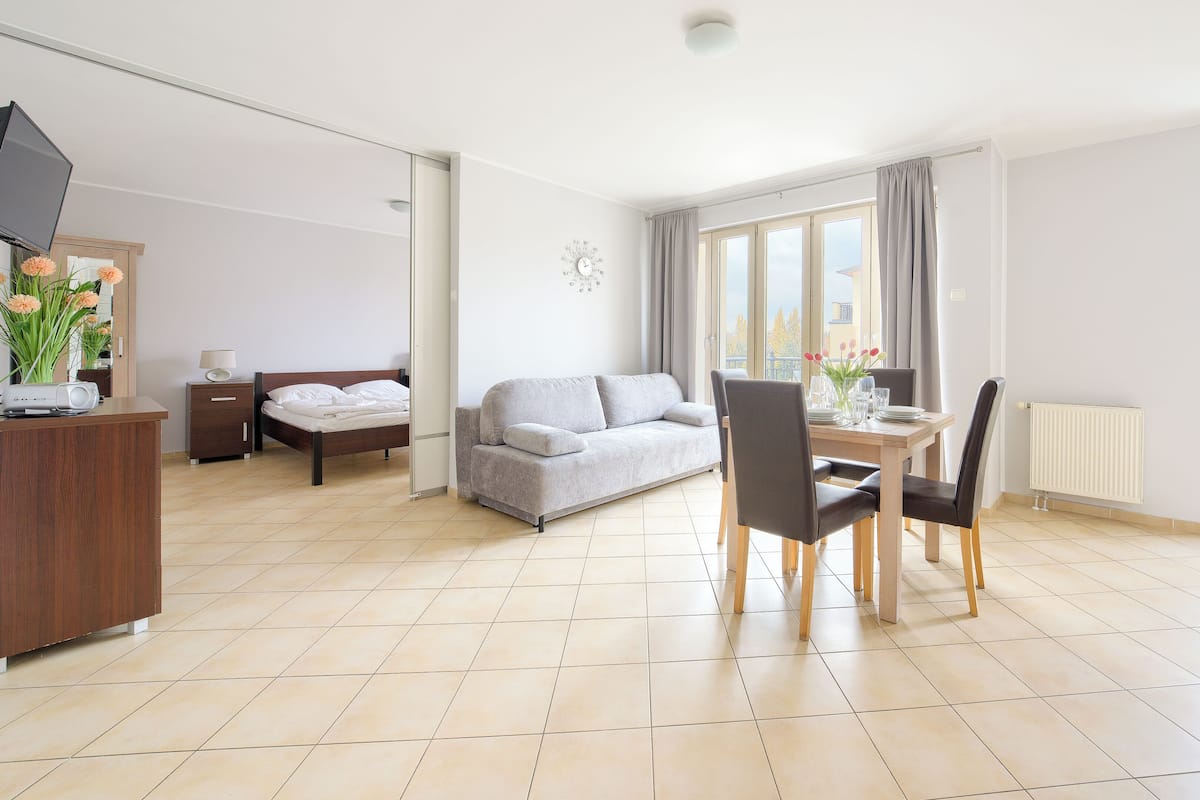 Un appartement moderne comprenant un coin repas, un canapé et un lit.