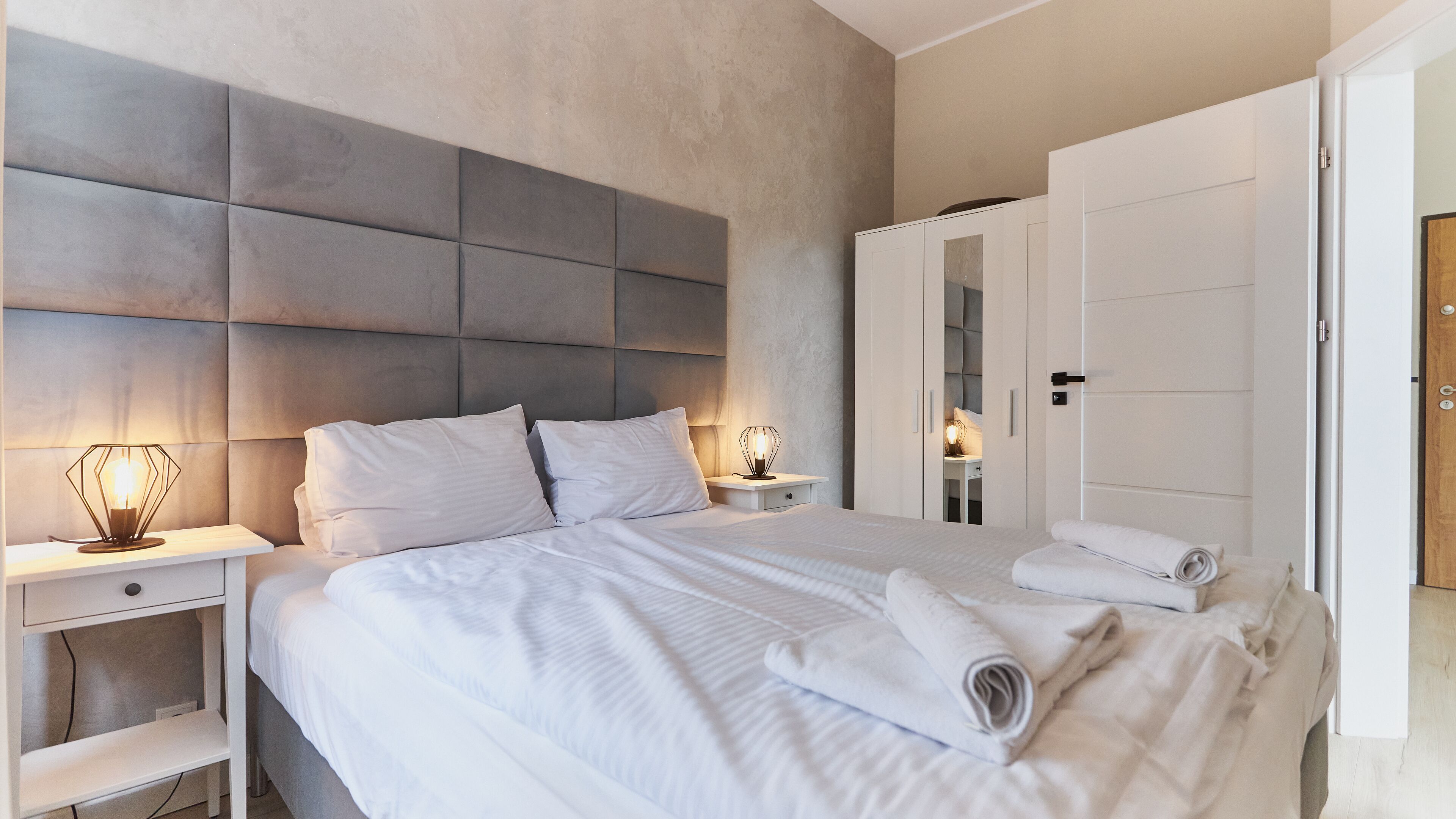 بديكورات فريدة لكل غرفة وطراز فريد لكل وحدة ومساحة عمل للكمبيوتر المحمول