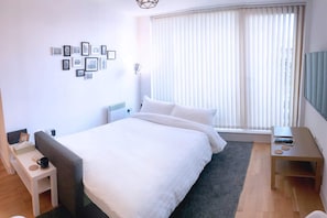 Apartment (2 Bedrooms) | 2 bedrooms, premium bedding, laptop workspace, iron/ironing board - Modern City Centre 2BD Apt W Balcony & Parking (Manchester)