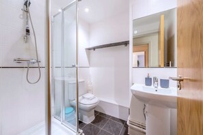 Appartement (2 Bedrooms) | Salle de bain | Séchoir à cheveux, serviettes fournies, savon, shampooing