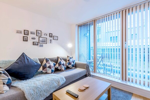 Apartment (2 Bedrooms) | Living room