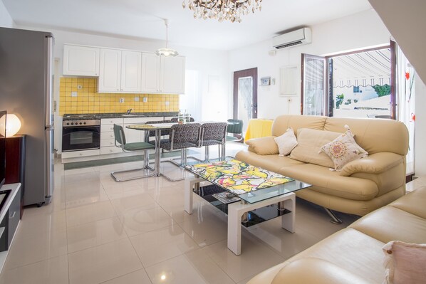 Apartment, 4 Schlafzimmer | Wohnbereich | Flachbildfernseher