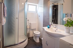 Apartment, 4 Schlafzimmer | Badezimmer | Dusche, Handtücher, Seife, Toilettenpapier