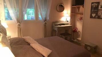 Double Room (Les Flamands Roses) | Individually decorated, individually furnished, iron/ironing board