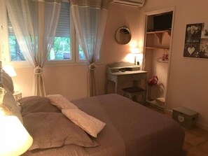 Doppelzimmer (Les Flamands Roses) | Individuell dekoriert, individuell eingerichtet, Bügeleisen/Bügelbrett