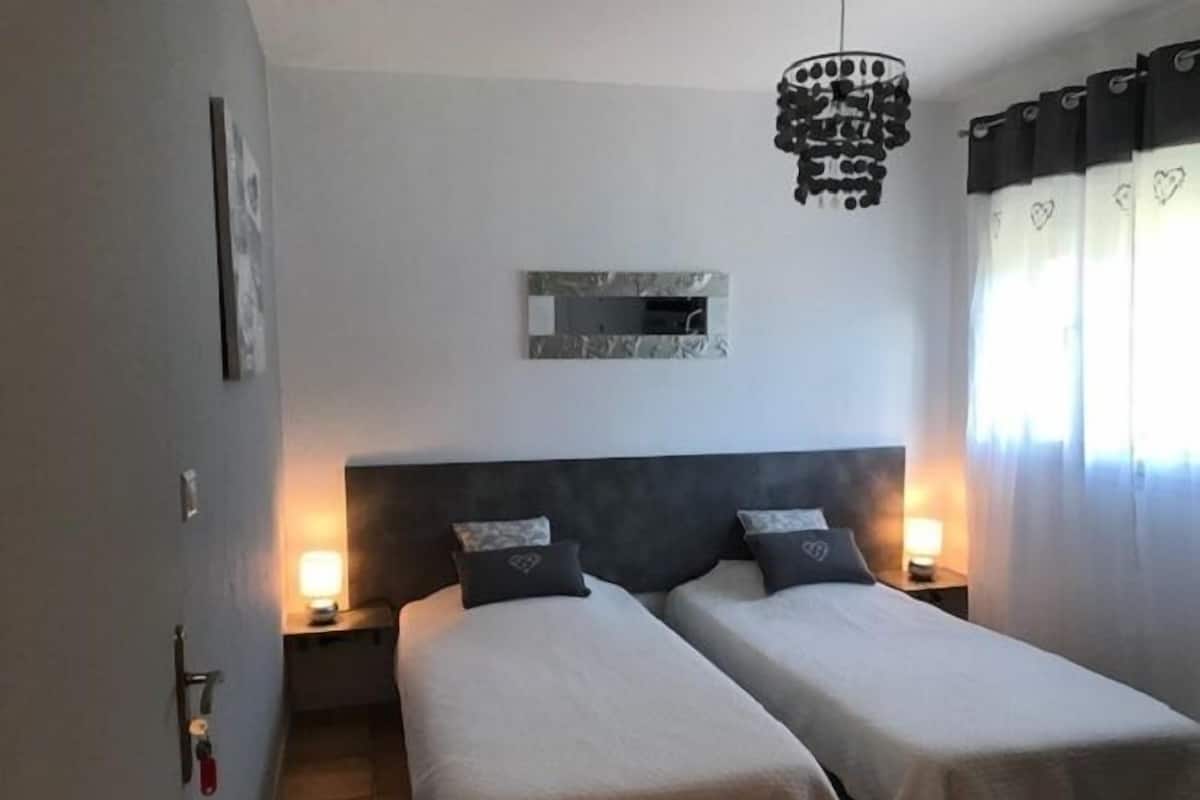 Twin Room (Les Mouettes) | Iron/ironing board (on request), WiFi (free), individually decorated
