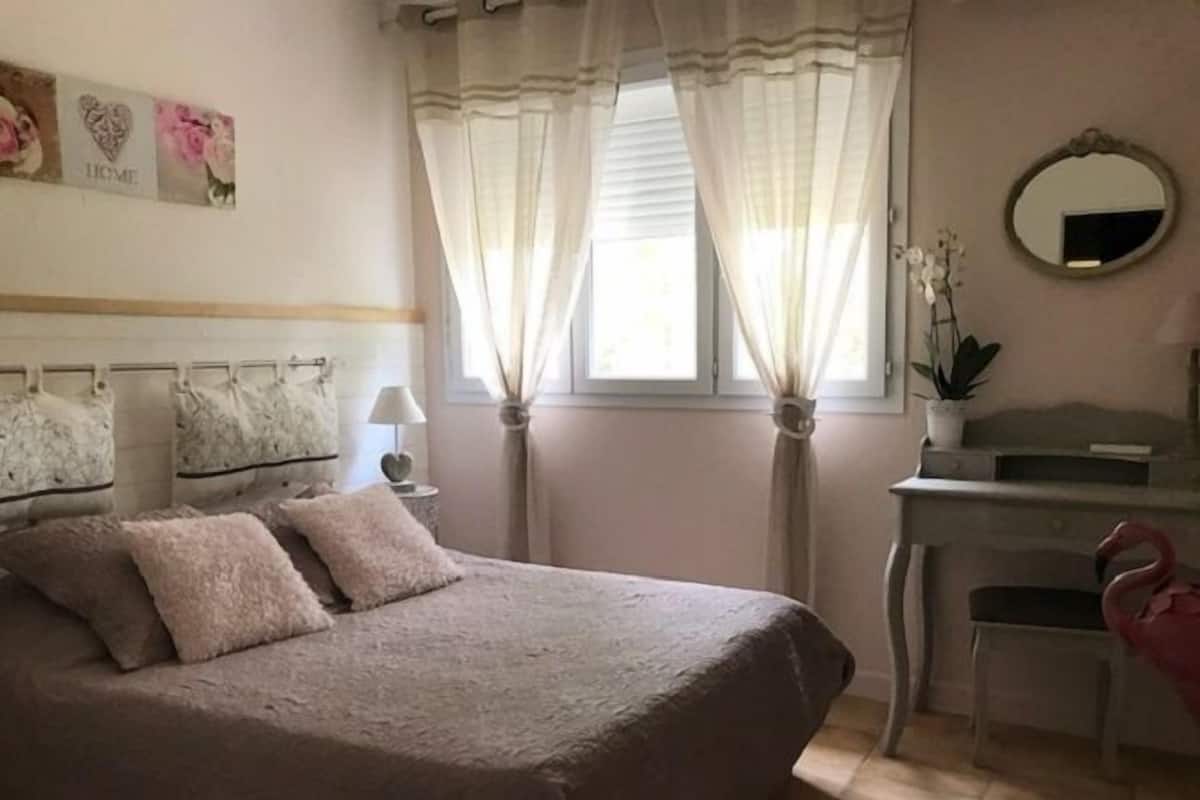 Double Room (Les Flamands Roses) | Iron/ironing board (on request), WiFi (free), individually decorated