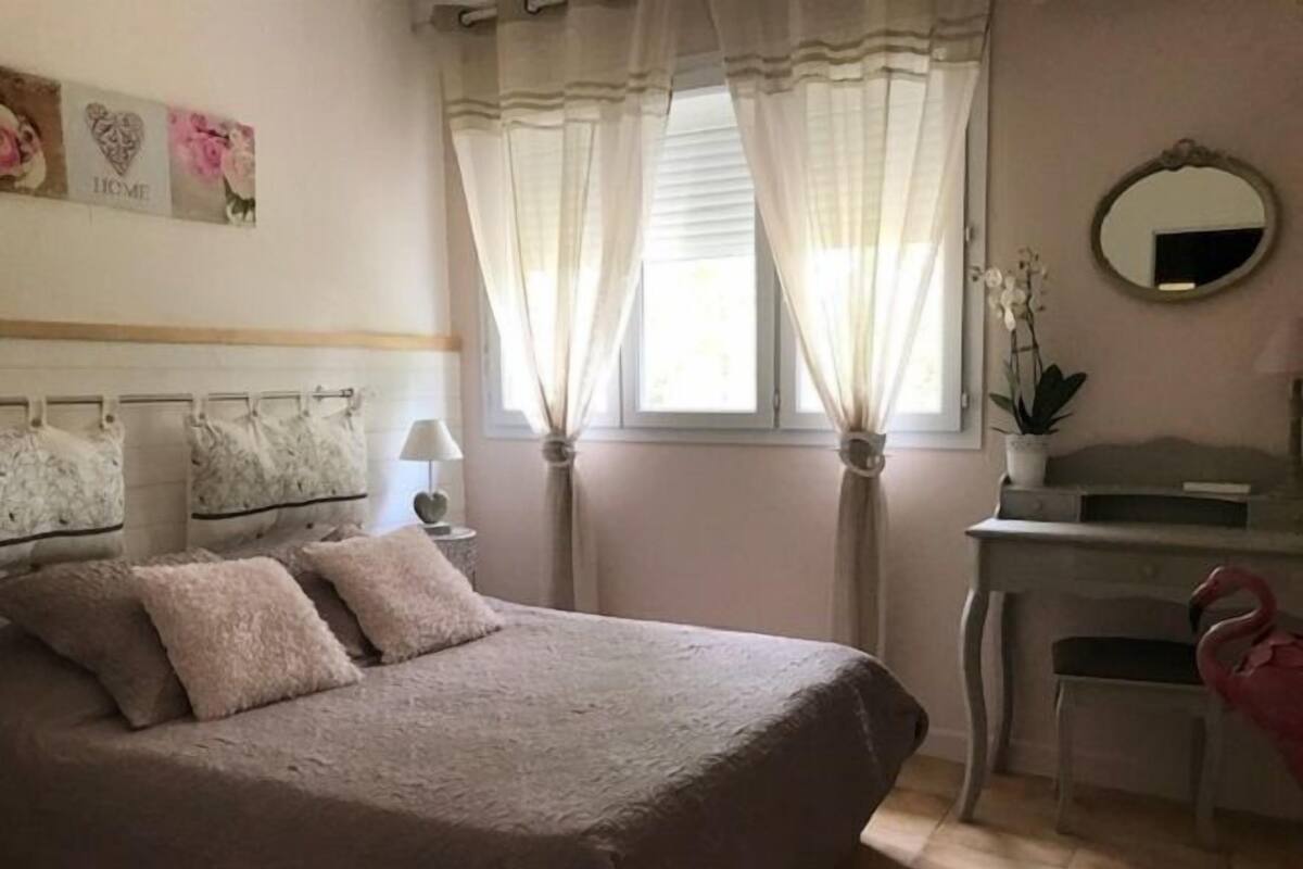 Double Room (Les Flamands Roses) | Individually decorated, individually furnished, iron/ironing board