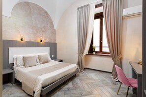 Comfort Room | Minibar, in-room safe, individually decorated, individually furnished - Toledo Lifestyle (Naples)