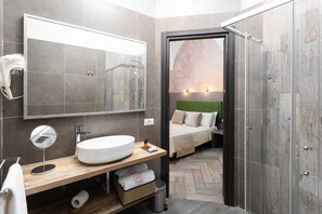 Minibar, in-room safe, individually decorated, individually furnished - Toledo Lifestyle (Naples)