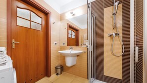 Studio (2 ul. Zdrojowa 16) | Badezimmer | Dusche, Handtücher