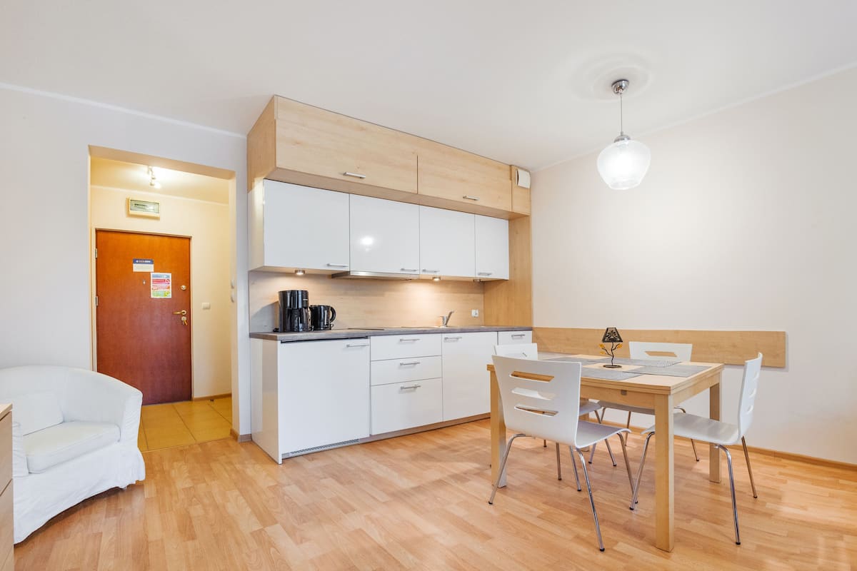Studio (2 ul. Zdrojowa 16) | Coin cuisine privé | Réfrigérateur, plaque de cuisson, bouilloire électrique