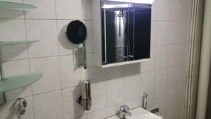 Douche, articles de toilette gratuits, sèche-cheveux
