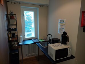 Een koelkast/vriezer, een magnetron, een waterkoker
