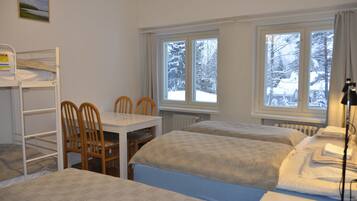 Chambre Quadruple Standard, salle de bains commune | Rideaux occultants, chambres insonorisées, Wi-Fi gratuit, draps fournis