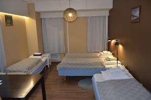 Kamar Quadruple Comfort, kamar mandi umum | Tirai kedap cahaya, kedap suara, Wi-Fi gratis, dan seprai linen