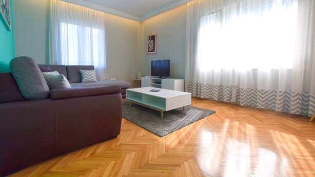 Apartamento, 2 habitaciones | Zona de estar | Una televisión de pantalla plana