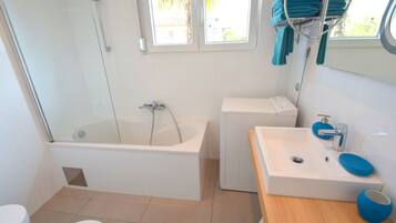 Apartment, 2 Schlafzimmer | Badezimmer | Badewanne, Handtücher, Seife, Toilettenpapier