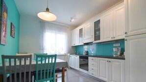 Apartamento, 2 habitaciones | Cocina privada | Cafetera o tetera, frigorífico grande, horno y placa de cocina