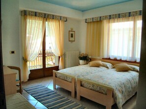 Habitación doble, 1 cama Queen size, vista al jardín | Wifi gratis