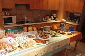 Free daily continental breakfast 