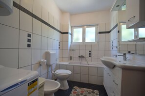 Apartment – 594 | Bathroom | Shower, free toiletries, towels, soap - Apartments and Room Blazevic (Omisalj)