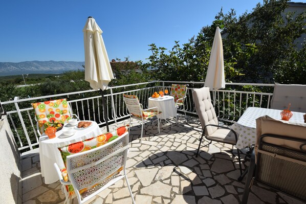 Terrace/patio - Apartments and Room Blazevic (Omisalj)