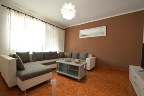 Apartment โ 594 | Living area | Flat-screen TV - Apartments and Room Blazevic (Omisalj)