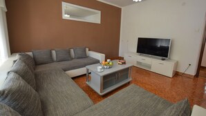 Apartment – 594 | Living area | Flat-screen TV - Apartments and Room Blazevic (Omisalj)