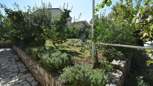 Garden - Apartments and Room Blazevic (Omisalj)