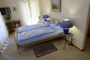 Bàn, truy cập Internet không dây miễn phí, bộ trải giường 